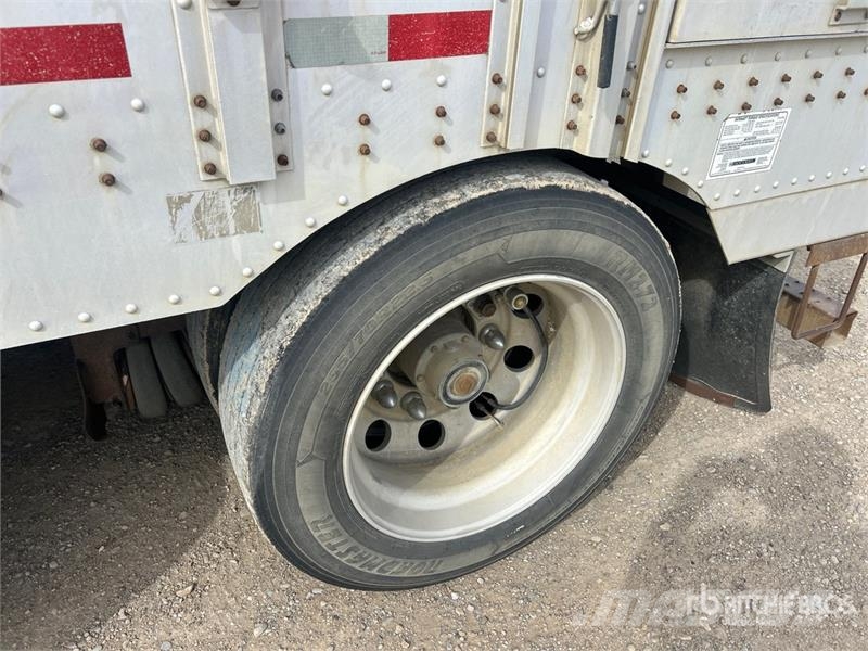 Merritt 53 ft Tri/A Livestock Trailer Dzīvnieku transportēšanas piekabes
