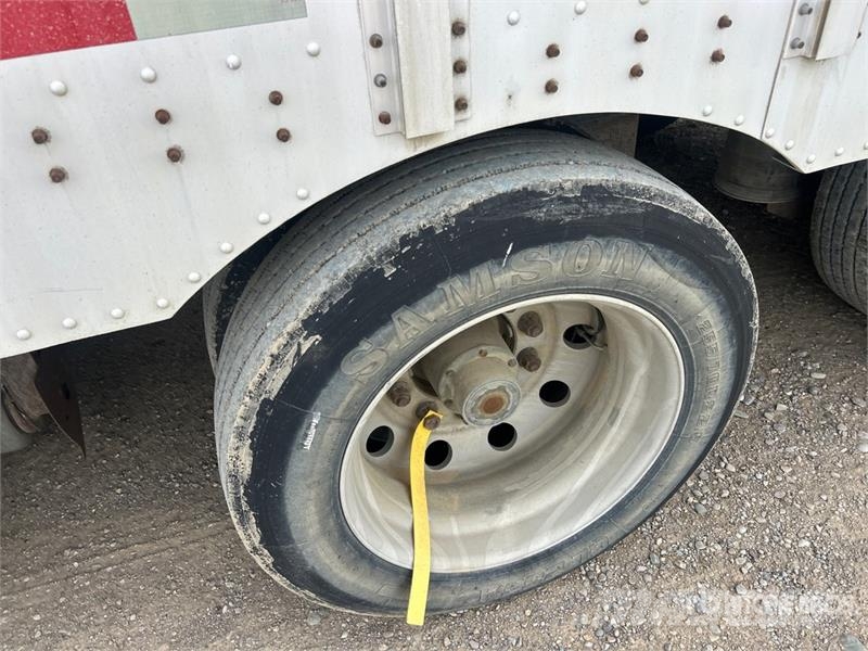 Merritt 53 ft Tri/A Livestock Trailer Dzīvnieku transportēšanas piekabes