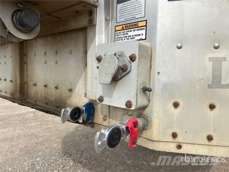 Merritt 53 ft Tri/A Livestock Trailer Dzīvnieku transportēšanas piekabes