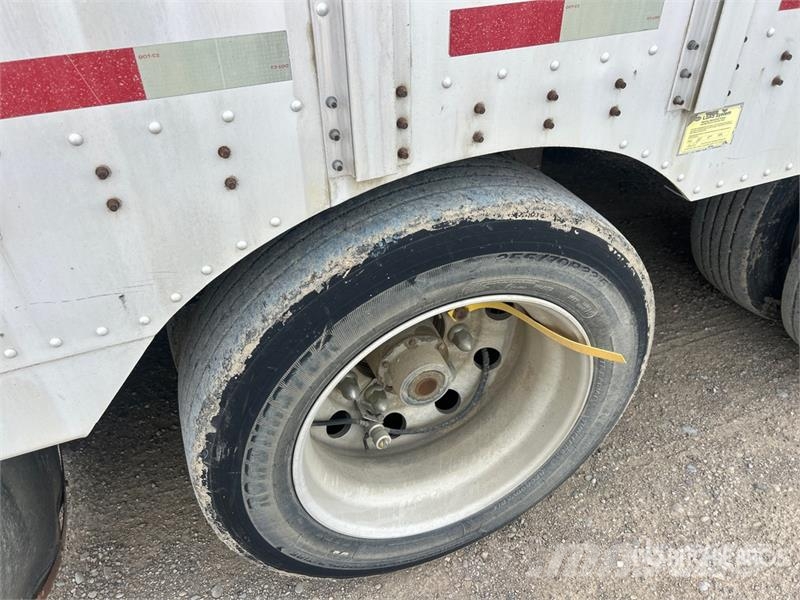 Merritt 53 ft Tri/A Livestock Trailer Dzīvnieku transportēšanas piekabes