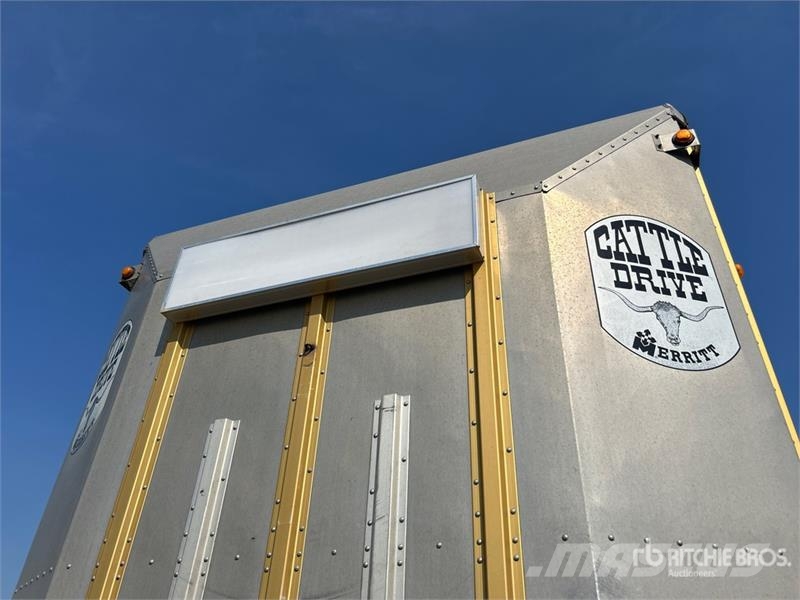 Merritt Cattle Drive Gold Line 53 ft Tri/A Livestock Trail Ремаркета за превоз на животни