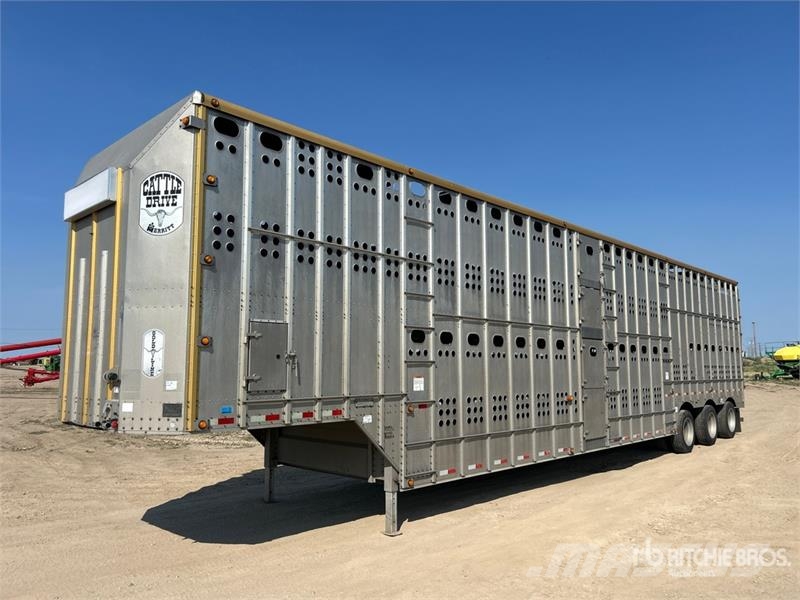 Merritt Cattle Drive Gold Line 53 ft Tri/A Livestock Trail Ремаркета за превоз на животни