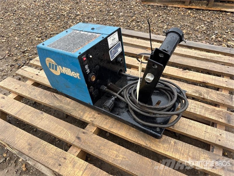 Miller Electric 24V Wire Feeder (Inoperable) Заваряващи машини