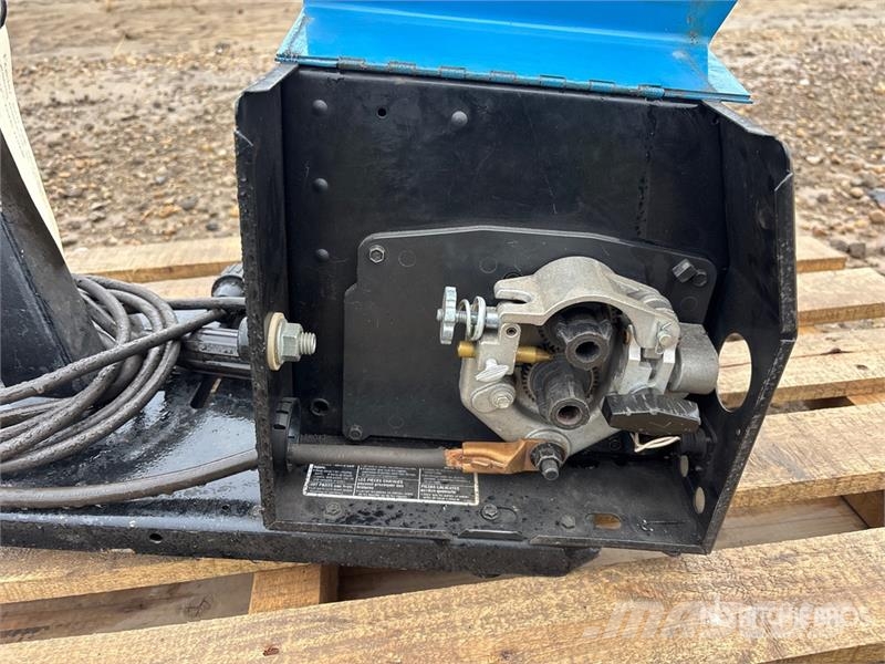 Miller Electric 24V Wire Feeder (Inoperable) Заваряващи машини