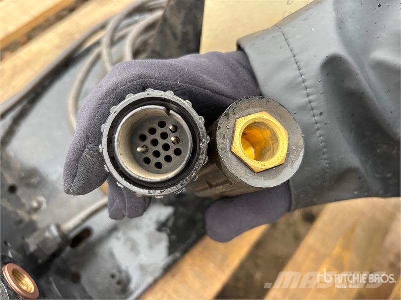 Miller Electric 24V Wire Feeder (Inoperable) Заваряващи машини