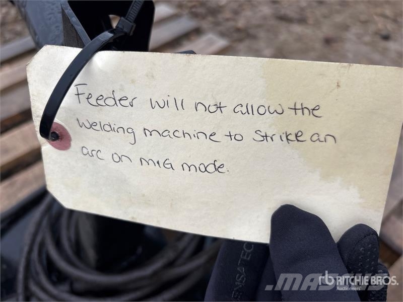 Miller Electric 24V Wire Feeder (Inoperable) Заваряващи машини