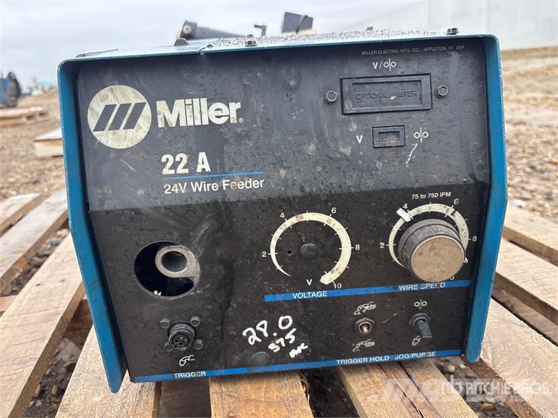 Miller Electric 24V Wire Feeder (Inoperable) Заваряващи машини
