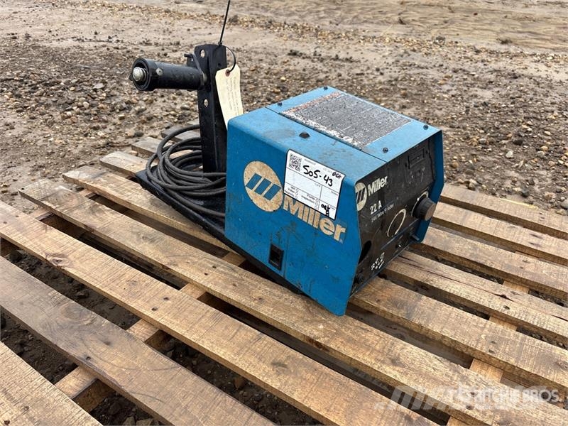 Miller Electric 24V Wire Feeder (Inoperable) Заваряващи машини