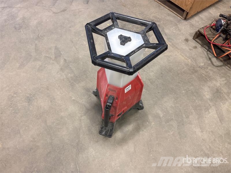 MILWAUKEE Radius Cordless M18 Work Lights معدات البناء - غير ذلك