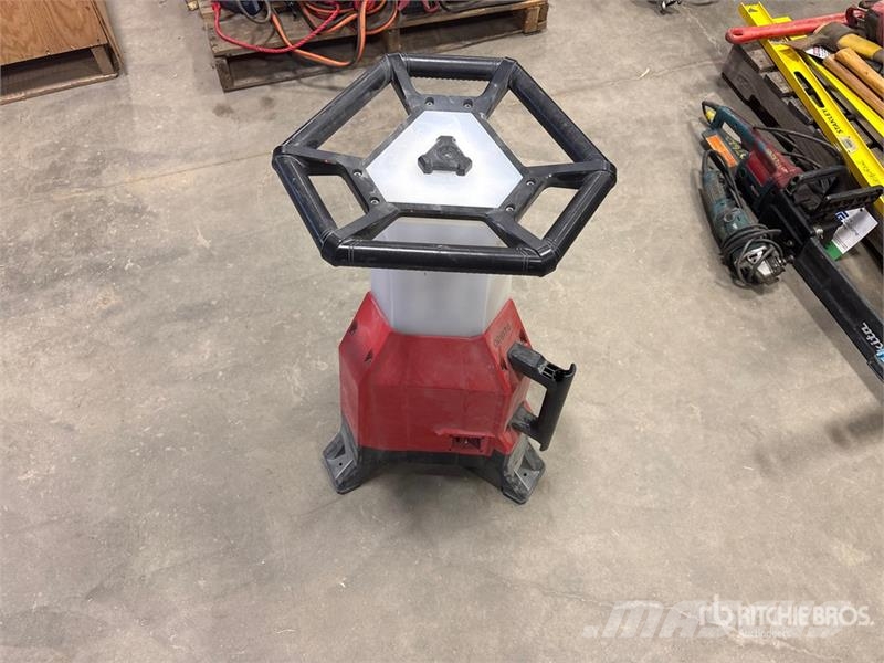 MILWAUKEE Radius Cordless M18 Work Lights معدات البناء - غير ذلك