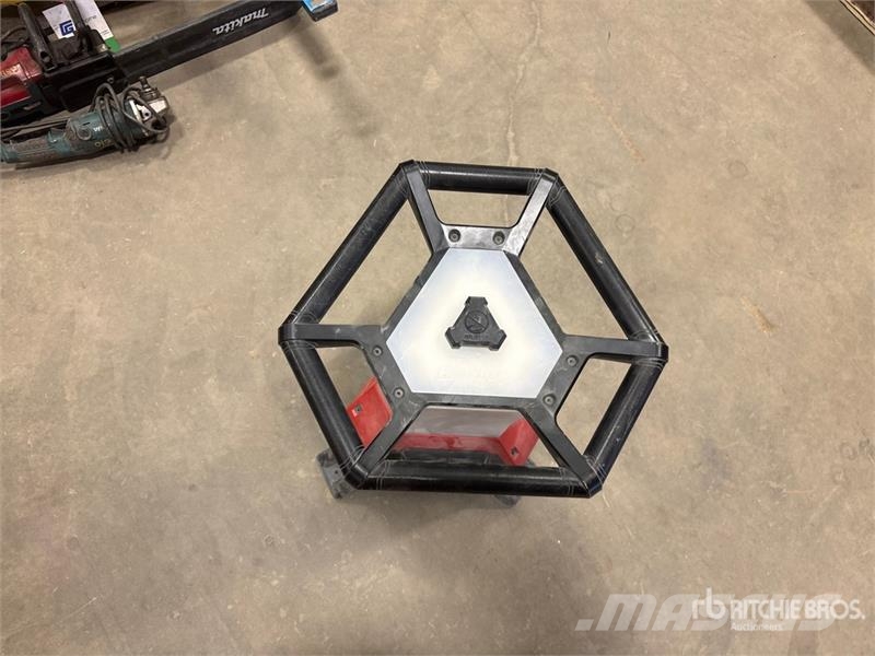 MILWAUKEE Radius Cordless M18 Work Lights معدات البناء - غير ذلك