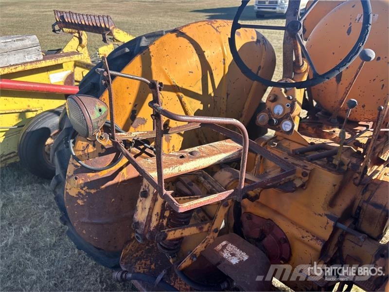 Minneapolis Moline 340A-4 2WD Wide Front Antique Tractor Traktorji