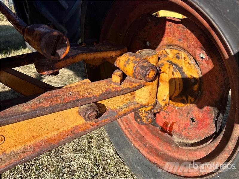 Minneapolis Moline 340A-4 2WD Wide Front Antique Tractor Traktorji