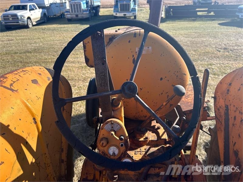 Minneapolis Moline 340A-4 2WD Wide Front Antique Tractor Traktorji