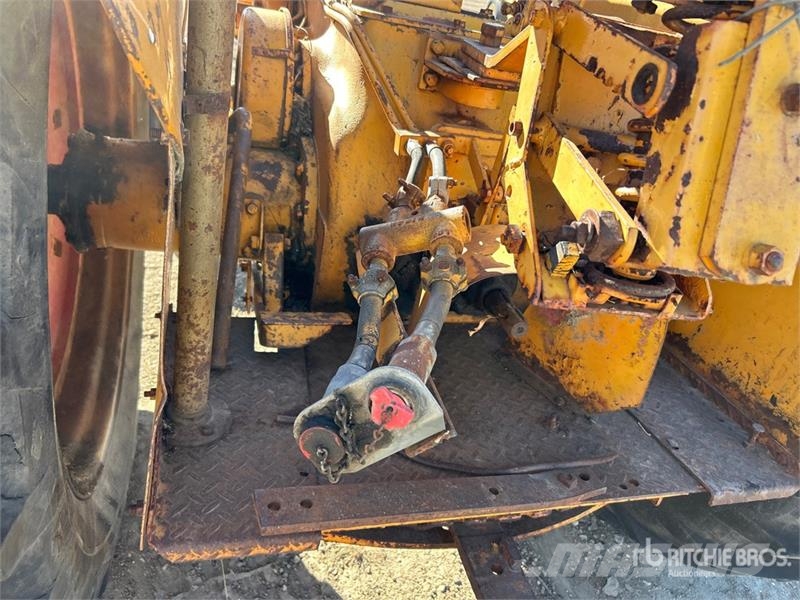 Minneapolis Moline UTS 2WD Antique Tractor الجرارات