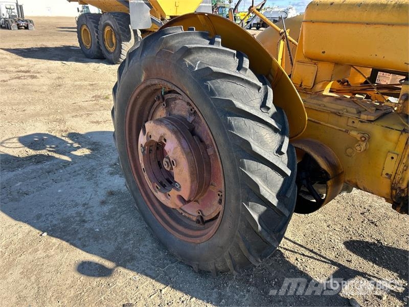 Minneapolis Moline UTS 2WD Antique Tractor الجرارات