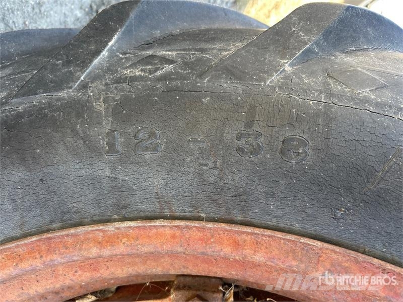 Minneapolis Moline UTS 2WD Antique Tractor الجرارات