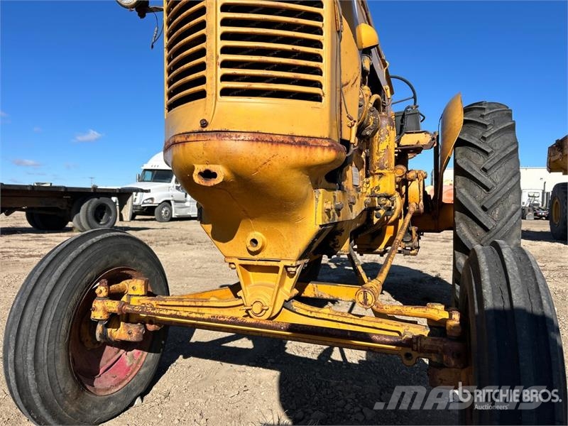 Minneapolis Moline UTS 2WD Antique Tractor الجرارات