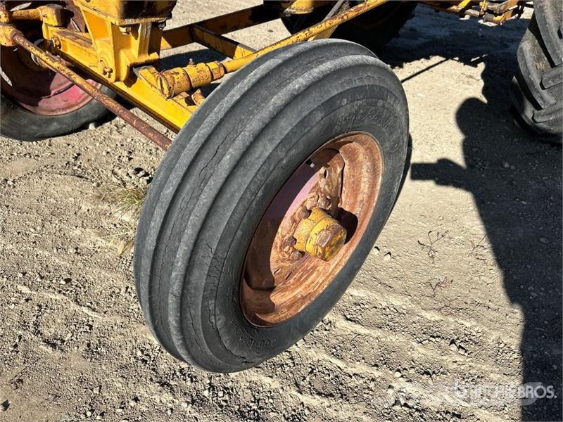 Minneapolis Moline UTS 2WD Antique Tractor الجرارات