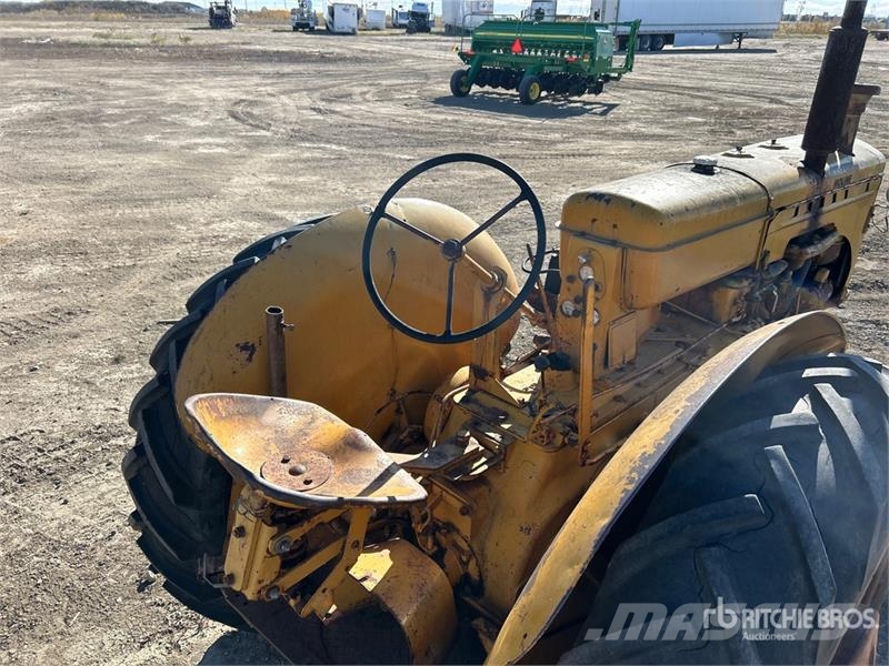 Minneapolis Moline UTS 2WD Antique Tractor الجرارات