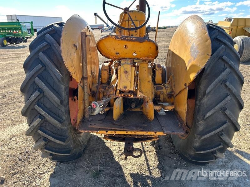 Minneapolis Moline UTS 2WD Antique Tractor الجرارات