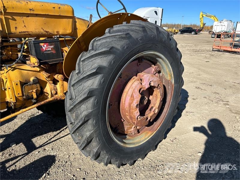 Minneapolis Moline UTS 2WD Antique Tractor الجرارات
