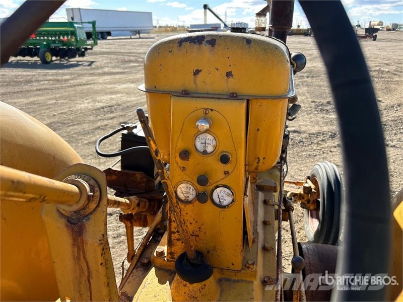 Minneapolis Moline UTS 2WD Antique Tractor الجرارات