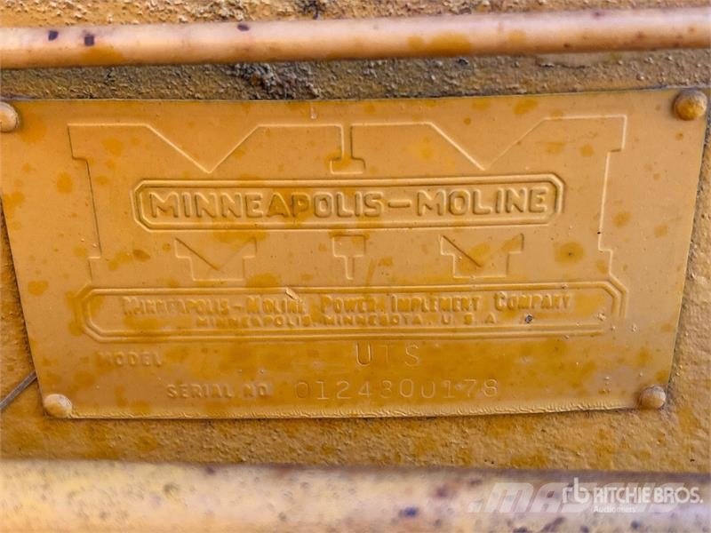 Minneapolis Moline UTS 2WD Antique Tractor الجرارات
