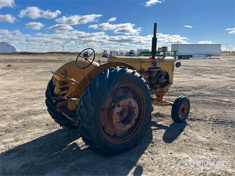 Minneapolis Moline UTS 2WD Antique Tractor الجرارات