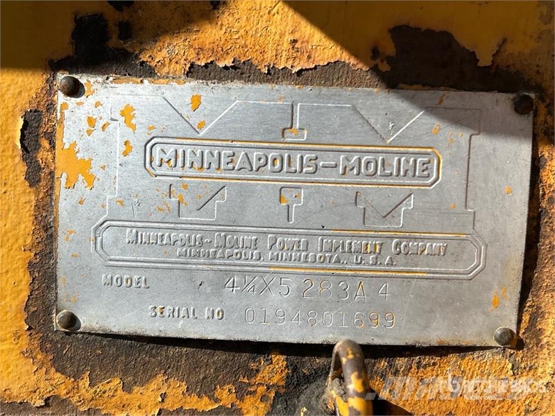 Minneapolis Moline UTS 2WD Antique Tractor الجرارات