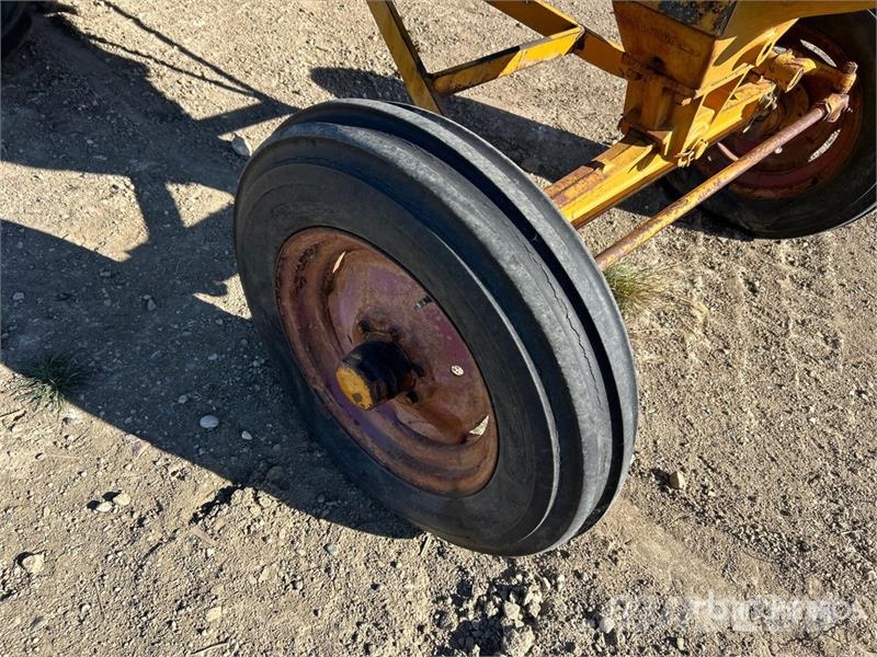 Minneapolis Moline UTS 2WD Antique Tractor الجرارات