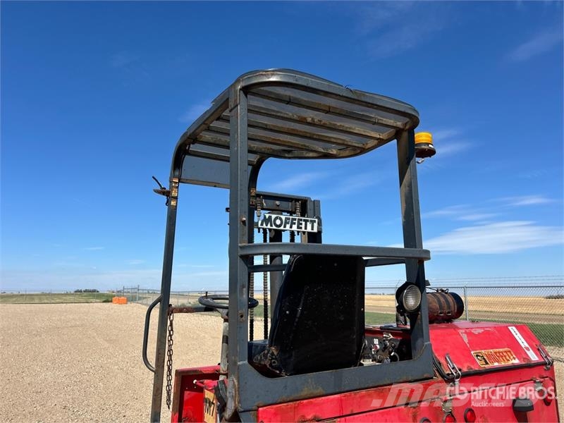  Moffet M750.3N 5000 lb 3x3 Truck Mounted Forklift トラック積載用フォークリフト