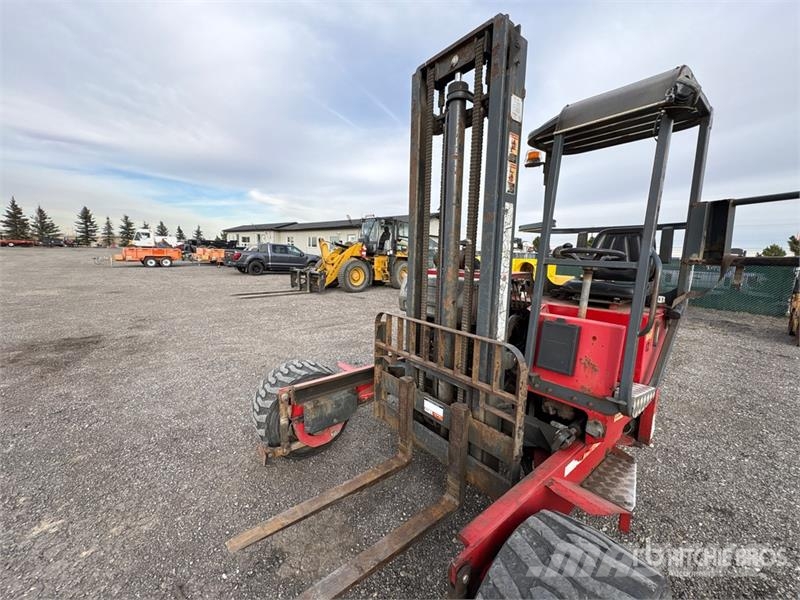 Moffett M7 5500 lb Truck Mounted Forklift Teleskobik yükleyiciler