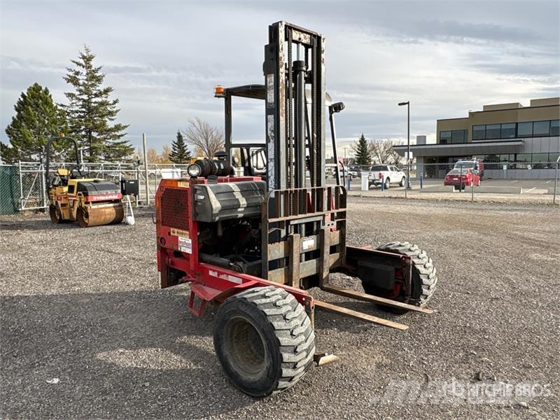 Moffett M7 5500 lb Truck Mounted Forklift Teleskobik yükleyiciler