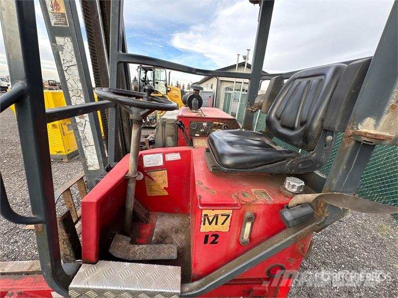 Moffett M7 5500 lb Truck Mounted Forklift Teleskobik yükleyiciler