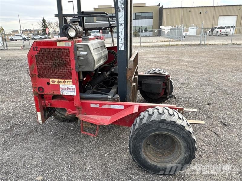 Moffett M7 5500 lb Truck Mounted Forklift Teleskobik yükleyiciler