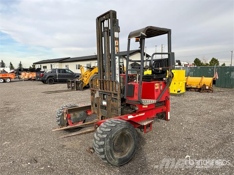 Moffett M7 5500 lb Truck Mounted Forklift Teleskobik yükleyiciler