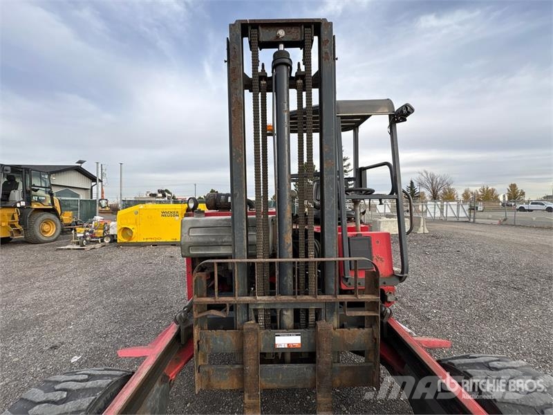 Moffett M7 5500 lb Truck Mounted Forklift Teleskobik yükleyiciler