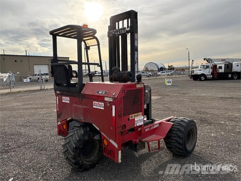 Moffett M7 5500 lb Truck Mounted Forklift Teleskobik yükleyiciler