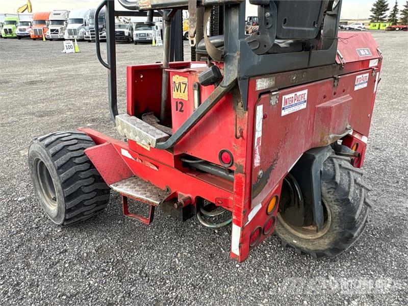Moffett M7 5500 lb Truck Mounted Forklift Teleskobik yükleyiciler