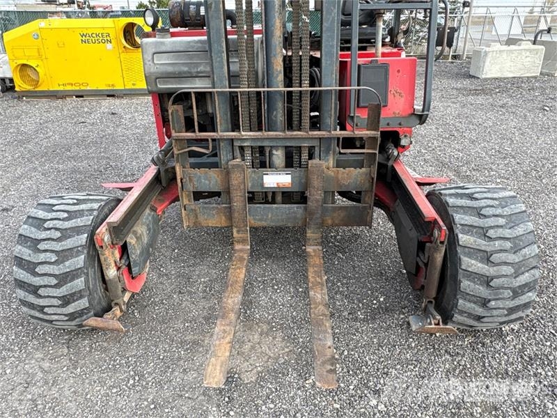 Moffett M7 5500 lb Truck Mounted Forklift Teleskobik yükleyiciler