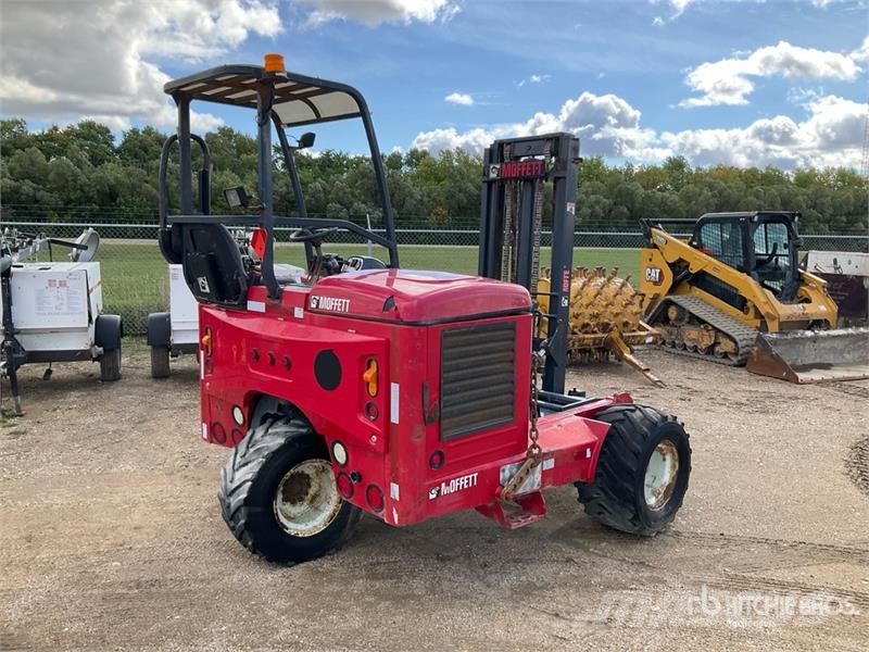 Moffett M8 55.3 5500 lb 3x3 Truck Mounted Forklift (Inoper 트럭 장착 포크리프트