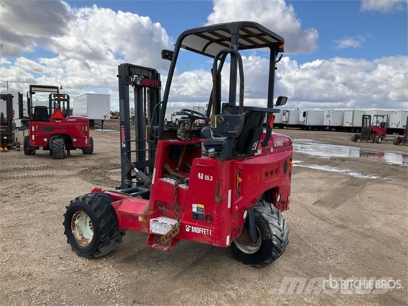 Moffett M8 55.3 5500 lb 3x3 Truck Mounted Forklift (Inoper 트럭 장착 포크리프트