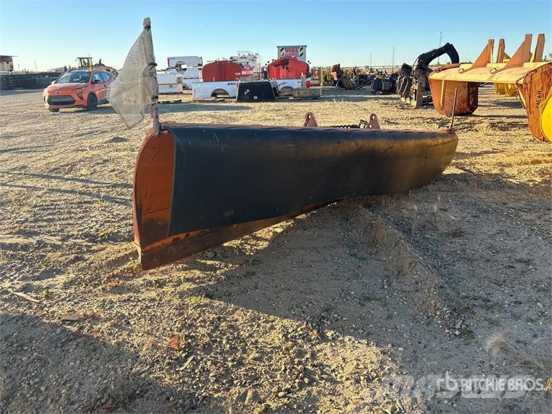 Monroe 12 ft Snow Plow - Fits Truck Снігоочищувальні ножі та плуги