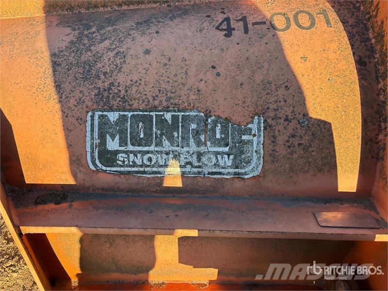Monroe 12 ft Snow Plow - Fits Truck Снігоочищувальні ножі та плуги