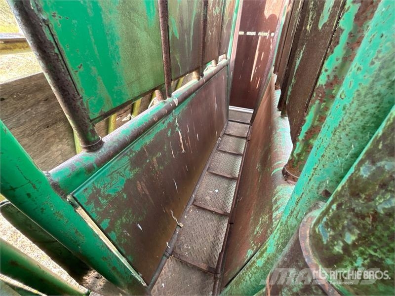 Morand 7 ft Bison Squeeze Chute Ostale poljoprivredne mašine