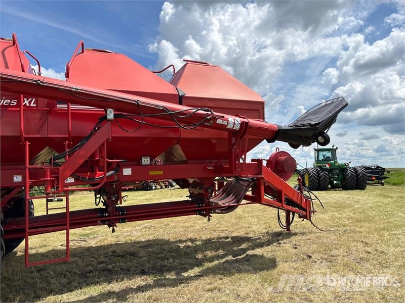 Morris 8370 Tow-Between Air Cart Semeadoras
