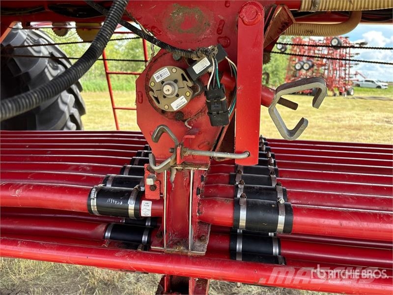 Morris 8370 Tow-Between Air Cart Semeadoras