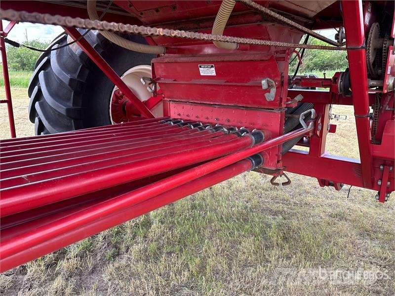 Morris 8370 Tow-Between Air Cart Semeadoras