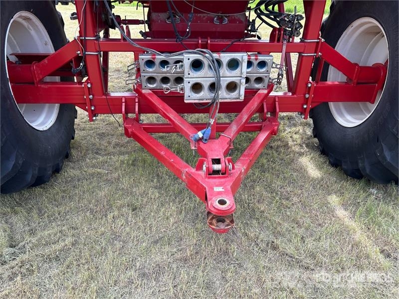 Morris 8370 Tow-Between Air Cart Semeadoras